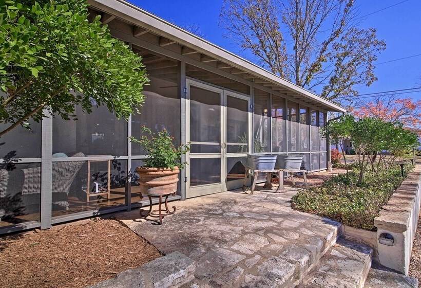 Red Stair Haus 4 Suite Haven Near Main Street!