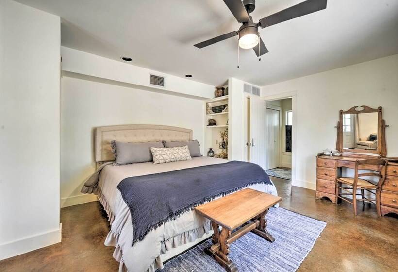 Red Stair Haus 4 Suite Haven Near Main Street!