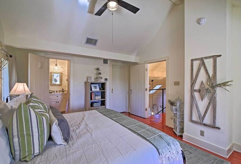 Red Stair Haus 4 Suite Haven Near Main Street!