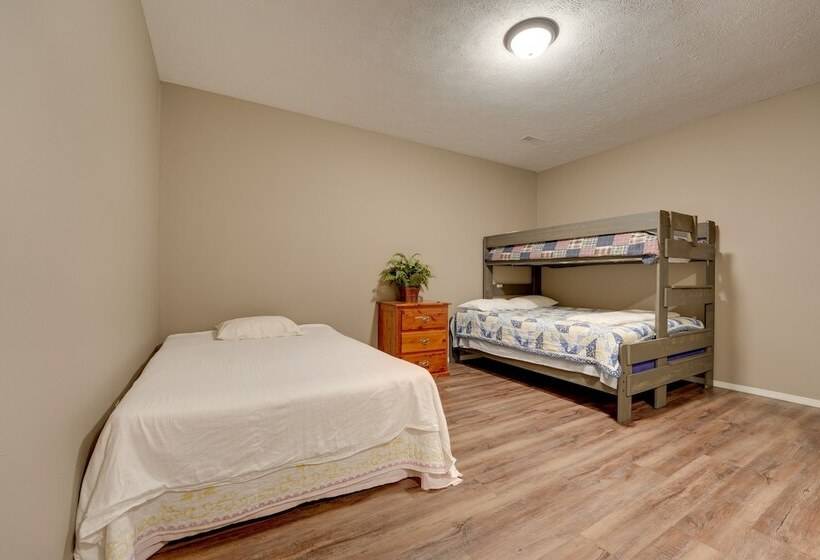 Reeds Spring Retreat W/ Lakeview Deck + Grill