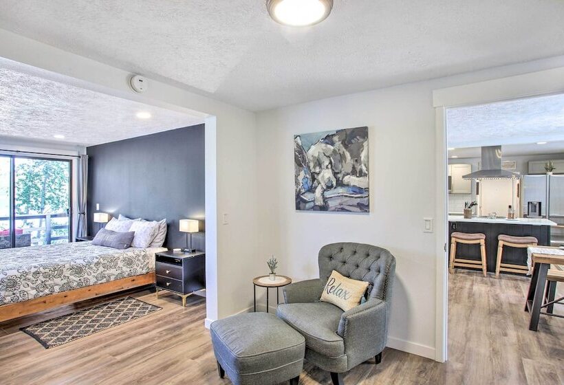 Renovated Hauser Lake Retreat: Walk To Beach!