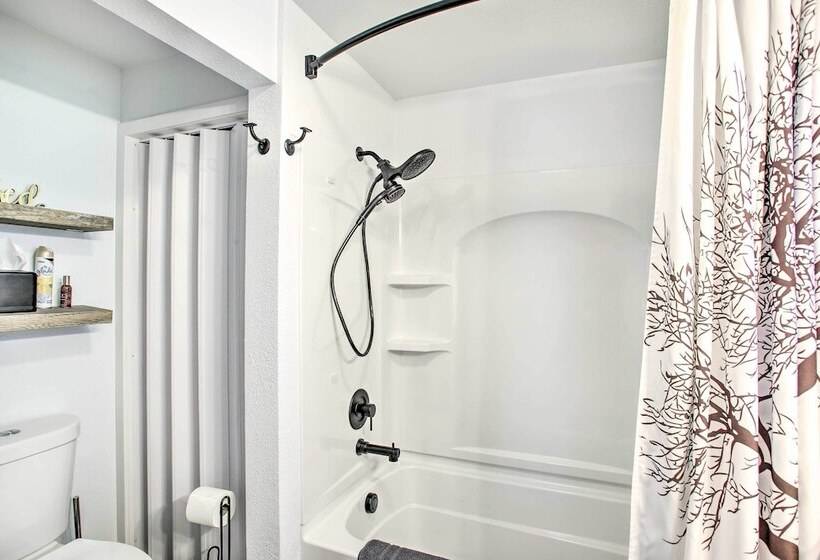 Renovated Hauser Lake Retreat: Walk To Beach!