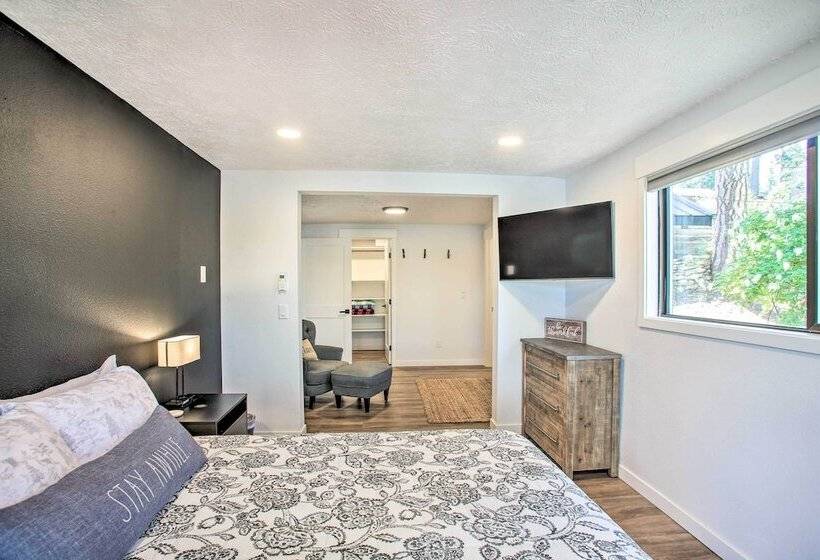 Renovated Hauser Lake Retreat: Walk To Beach!