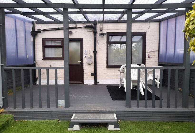 דירת נופש Bright 4 Bed House 15 Min To Manchester Centre