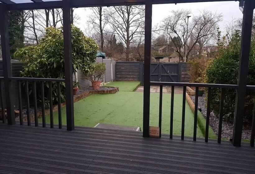 דירת נופש Bright 4 Bed House 15 Min To Manchester Centre