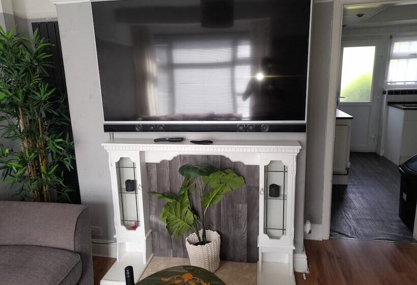 דירת נופש Bright 4 Bed House 15 Min To Manchester Centre