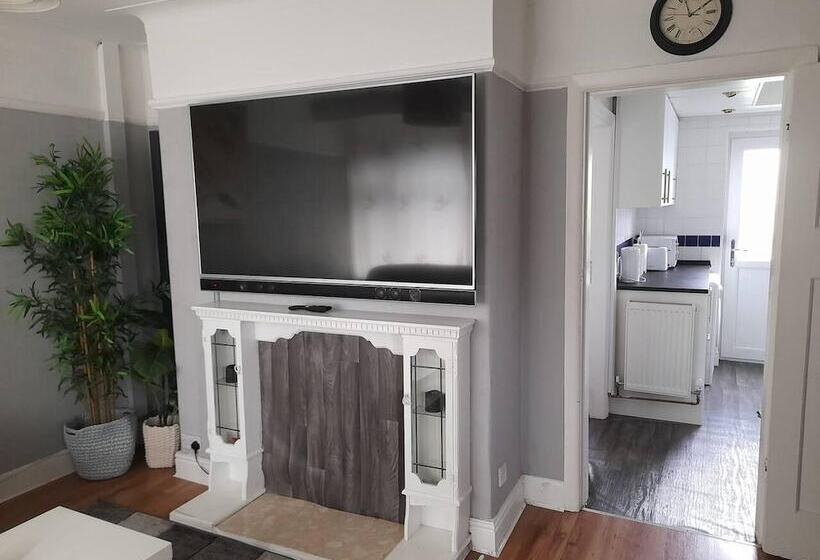 דירת נופש Bright 4 Bed House 15 Min To Manchester Centre