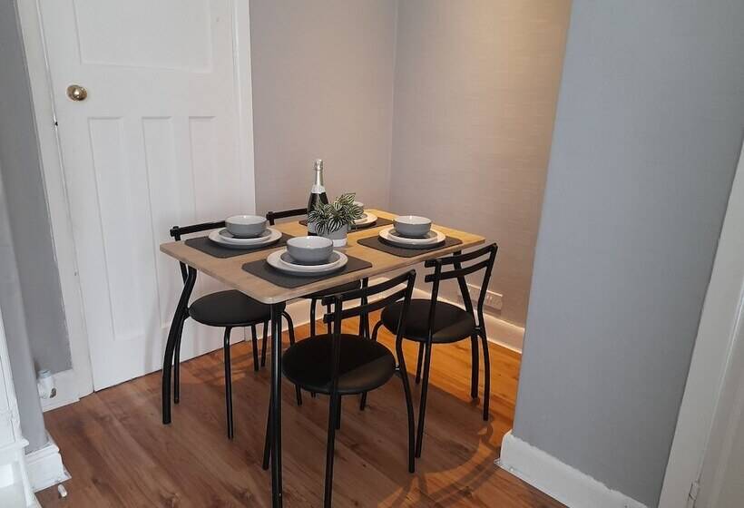 דירת נופש Bright 4 Bed House 15 Min To Manchester Centre