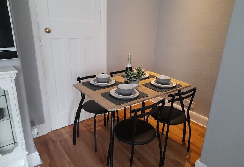 דירת נופש Bright 4 Bed House 15 Min To Manchester Centre