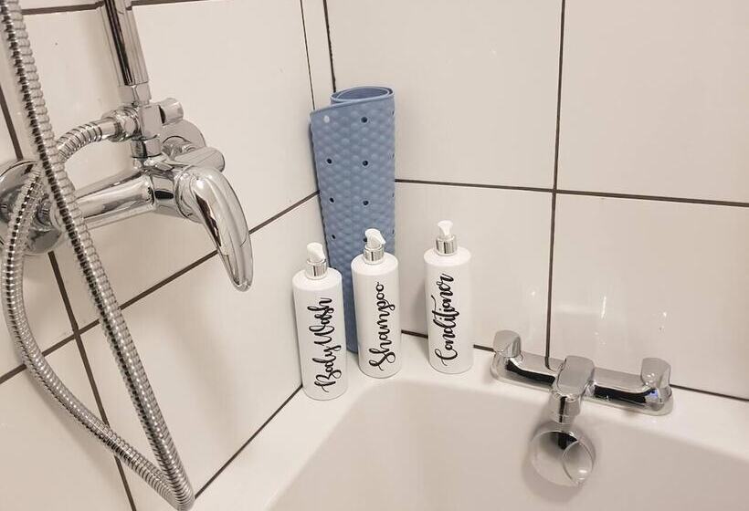 דירת נופש Bright 4 Bed House 15 Min To Manchester Centre