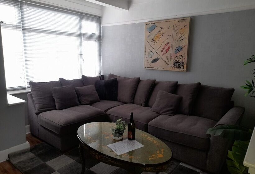 דירת נופש Bright 4 Bed House 15 Min To Manchester Centre