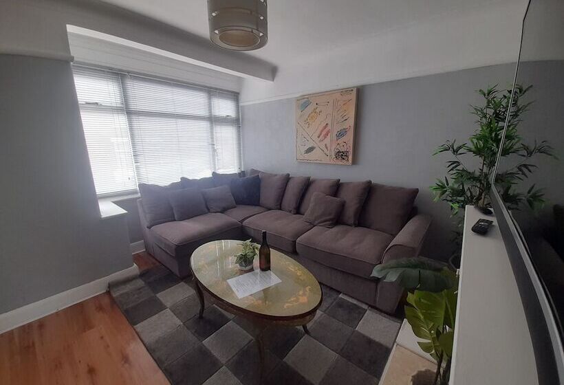 דירת נופש Bright 4 Bed House 15 Min To Manchester Centre