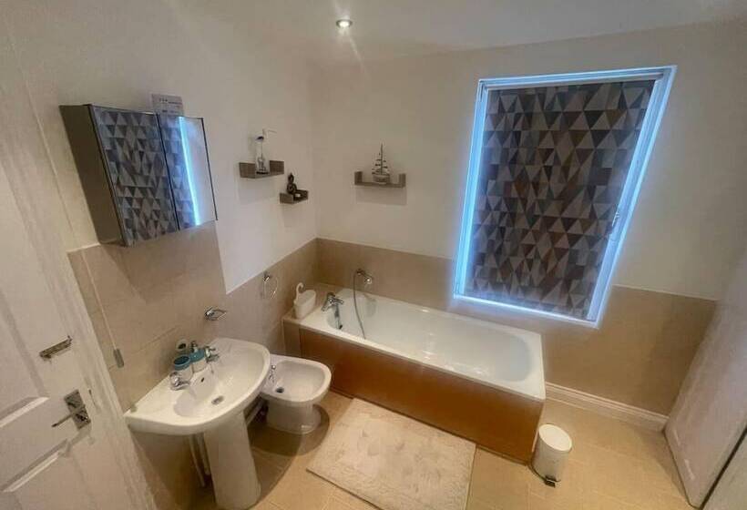 레지던스 Impeccable 4 Bed Home Away From Home In Swindon