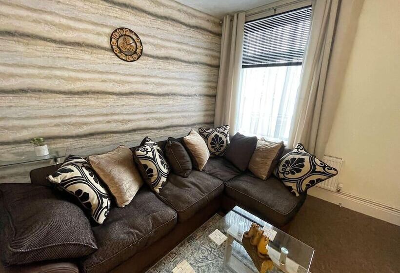 레지던스 Impeccable 4 Bed Home Away From Home In Swindon