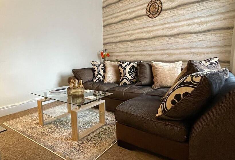 레지던스 Impeccable 4 Bed Home Away From Home In Swindon