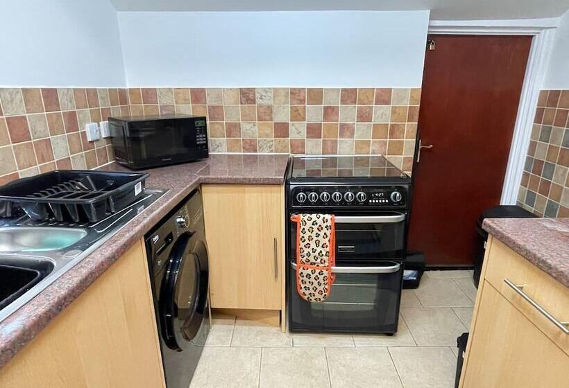 레지던스 Impeccable 4 Bed Home Away From Home In Swindon