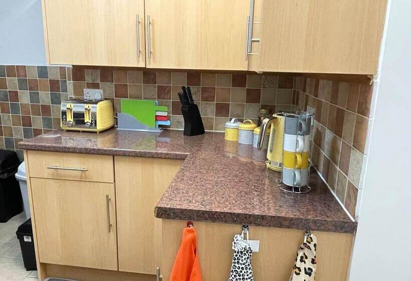 레지던스 Impeccable 4 Bed Home Away From Home In Swindon