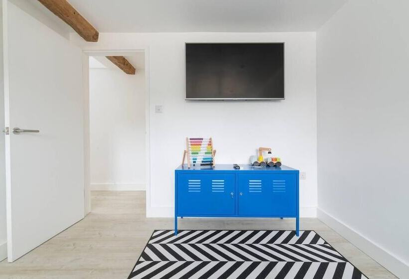 Резиденция Simple Coastal Luxury Near Southwold Sleeps 10