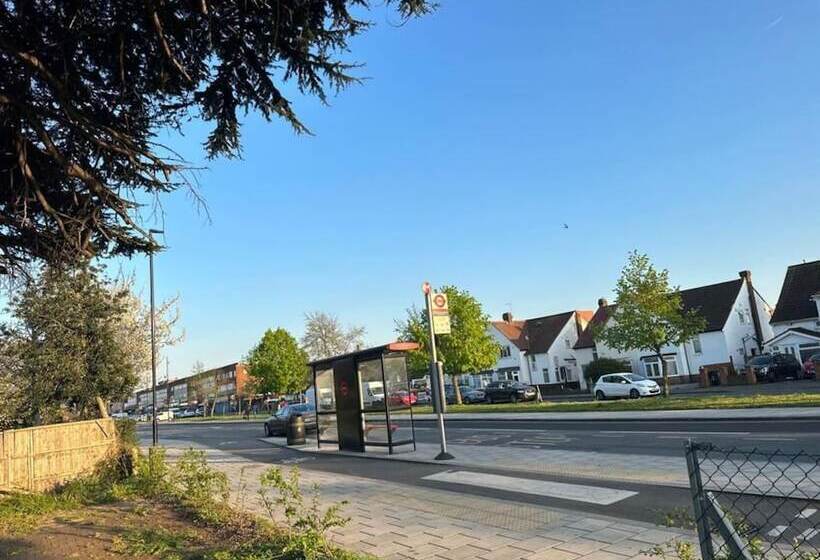 Резиденция Spacious 3 Bed House With Car Park Near Heathrow