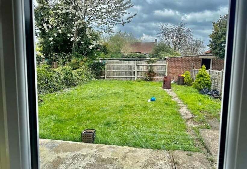 Резиденция Spacious 3 Bed House With Car Park Near Heathrow