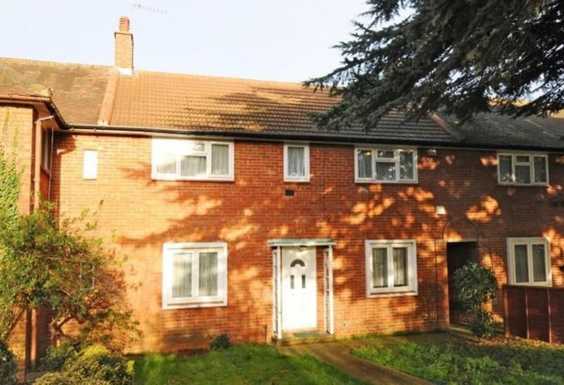 Резиденция Spacious 3 Bed House With Car Park Near Heathrow