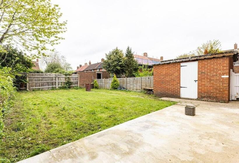 Резиденция Spacious 3 Bed House With Car Park Near Heathrow