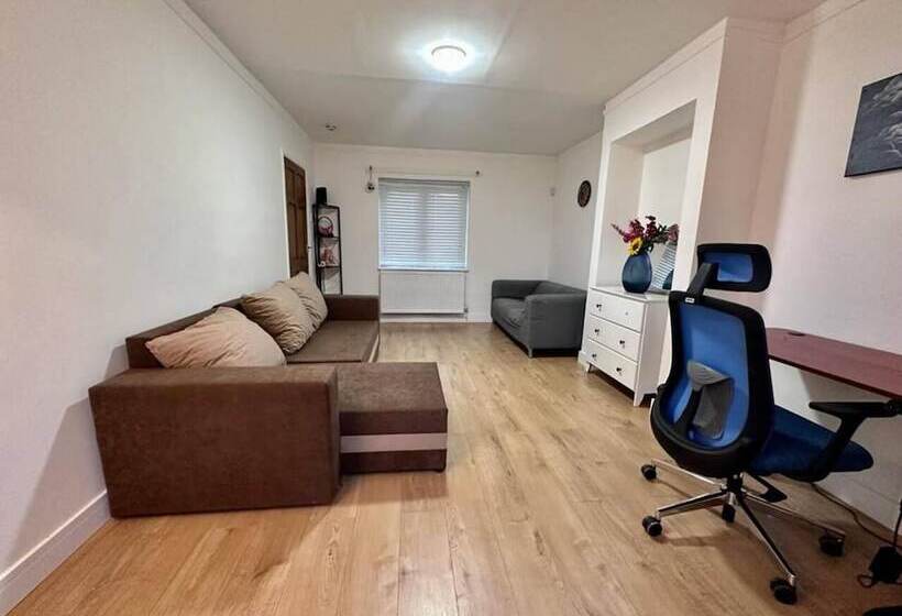 Резиденция Spacious 3 Bed House With Car Park Near Heathrow