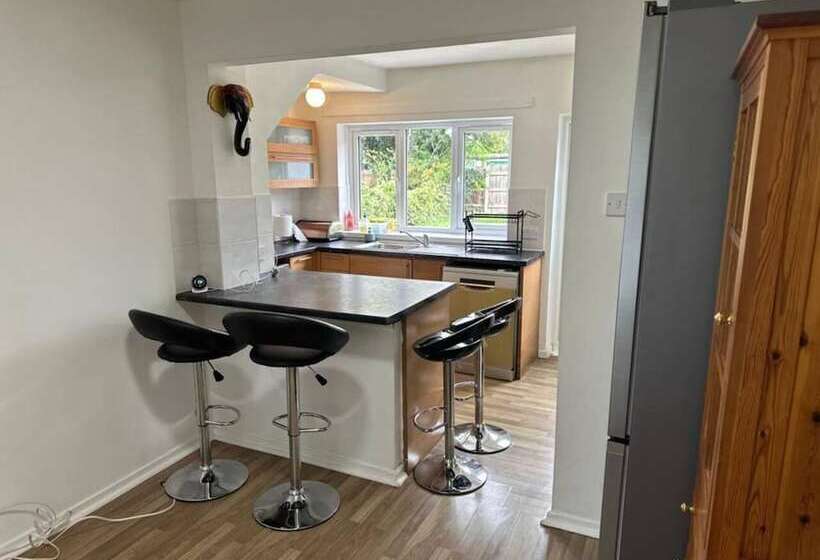 Резиденция Spacious 3 Bed House With Car Park Near Heathrow