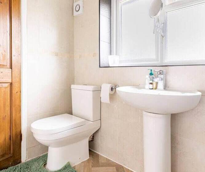 Резиденция Spacious 3 Bed House With Car Park Near Heathrow