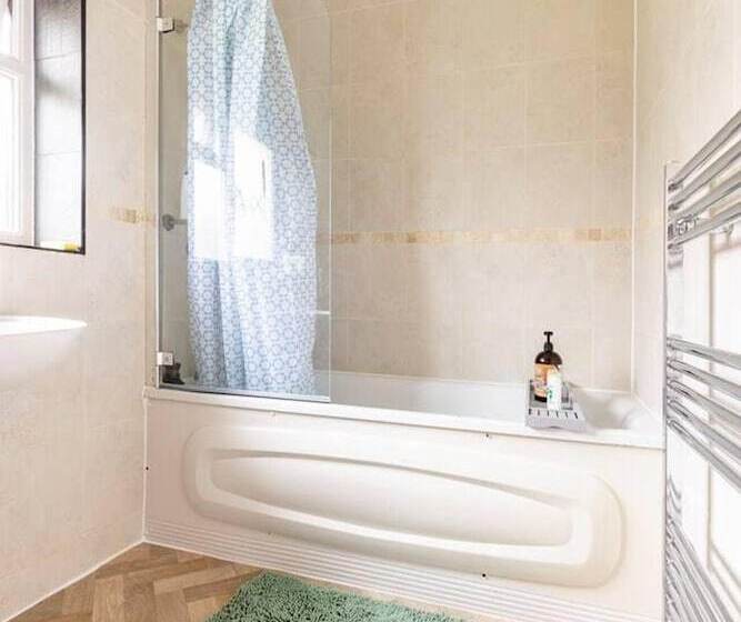 Резиденция Spacious 3 Bed House With Car Park Near Heathrow