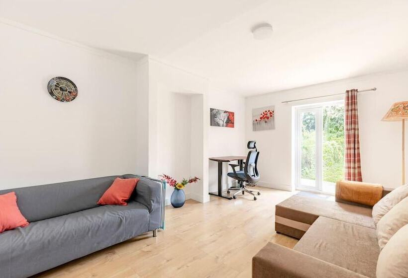 Резиденция Spacious 3 Bed House With Car Park Near Heathrow