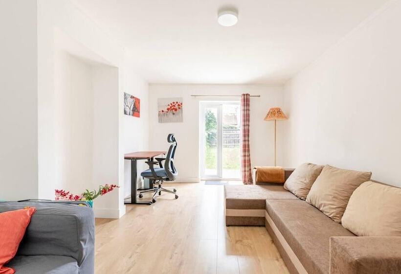 Резиденция Spacious 3 Bed House With Car Park Near Heathrow