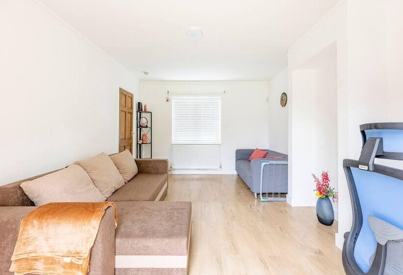 Резиденция Spacious 3 Bed House With Car Park Near Heathrow