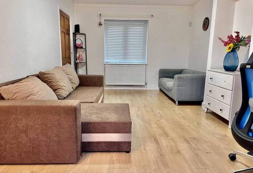 Резиденция Spacious 3 Bed House With Car Park Near Heathrow