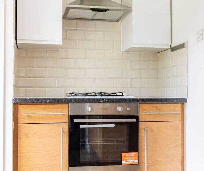 Резиденция Spacious 3 Bed House With Car Park Near Heathrow