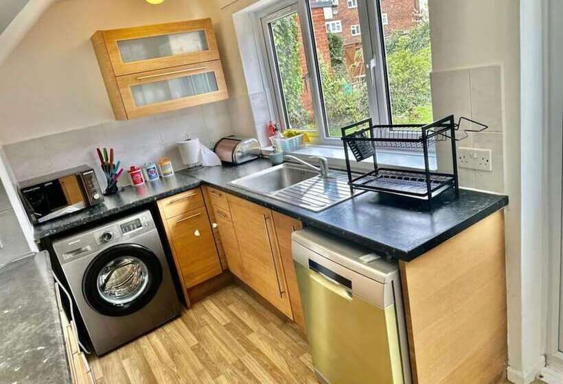 Резиденция Spacious 3 Bed House With Car Park Near Heathrow