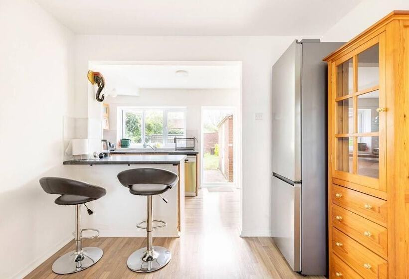 Резиденция Spacious 3 Bed House With Car Park Near Heathrow