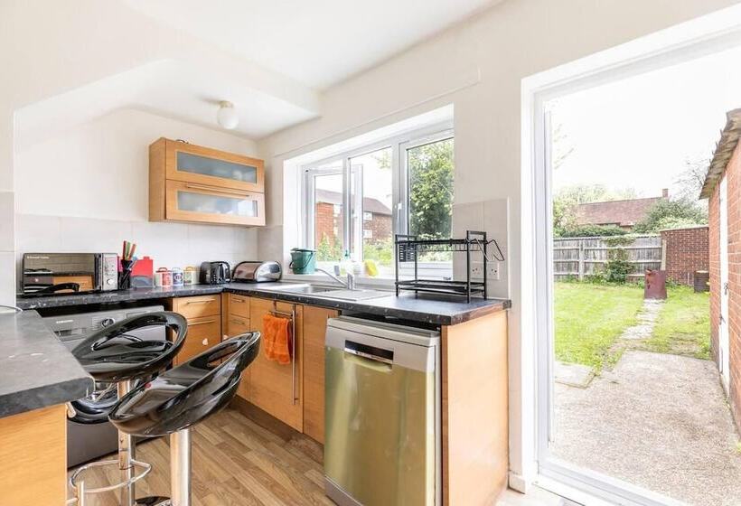 Резиденция Spacious 3 Bed House With Car Park Near Heathrow
