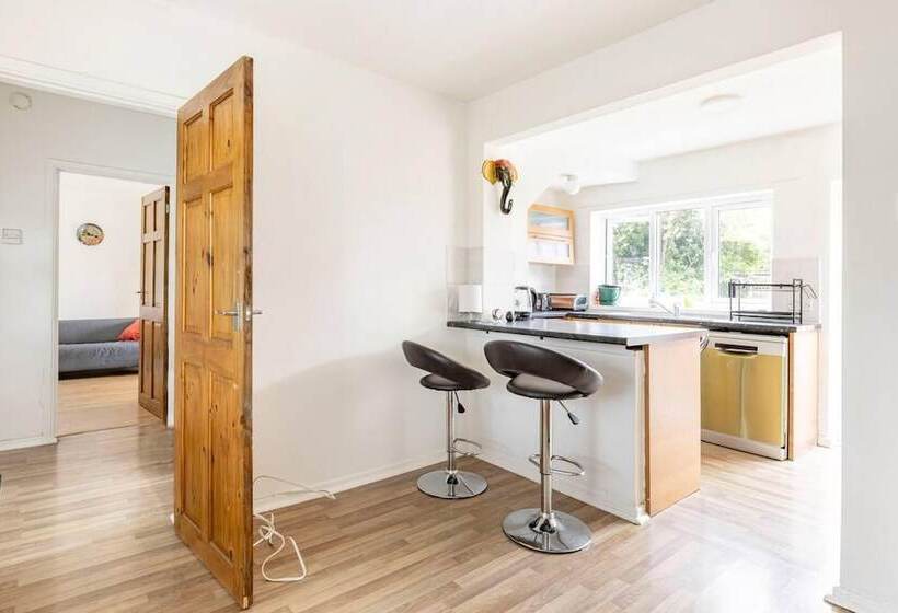 Резиденция Spacious 3 Bed House With Car Park Near Heathrow