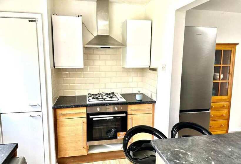 Резиденция Spacious 3 Bed House With Car Park Near Heathrow