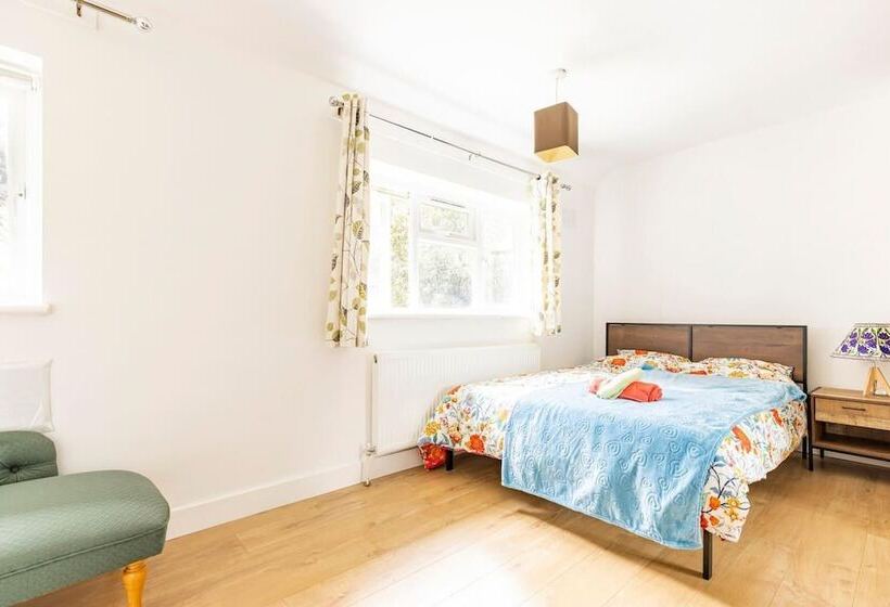 Резиденция Spacious 3 Bed House With Car Park Near Heathrow