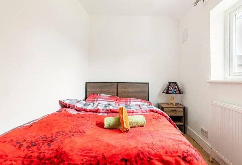 Резиденция Spacious 3 Bed House With Car Park Near Heathrow