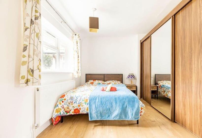 Резиденция Spacious 3 Bed House With Car Park Near Heathrow