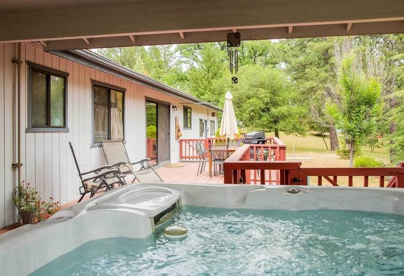 Rustic Groveland Home: Private Hot Tub, Deck & Bbq