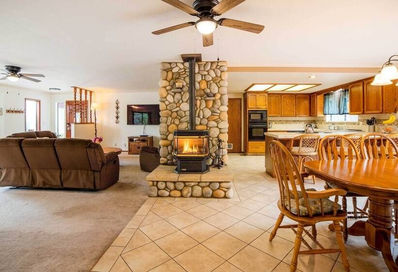 Rustic Groveland Home: Private Hot Tub, Deck & Bbq