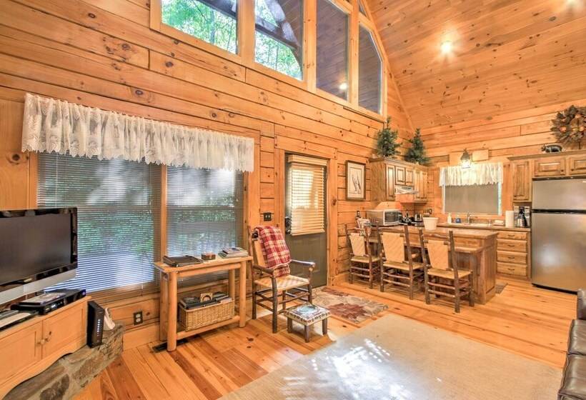 Rustic Smoky Mountain Cabin W/ Hot Tub & Fireplace