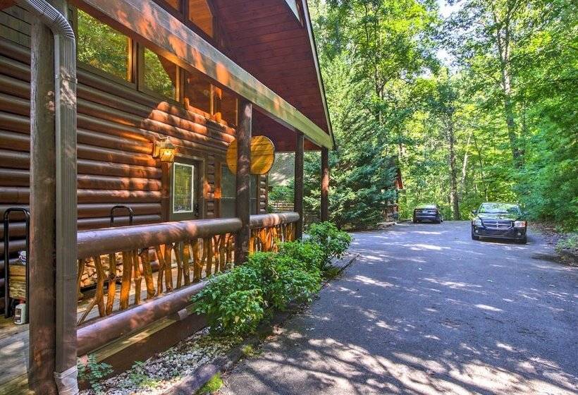 Rustic Smoky Mountain Cabin W/ Hot Tub & Fireplace