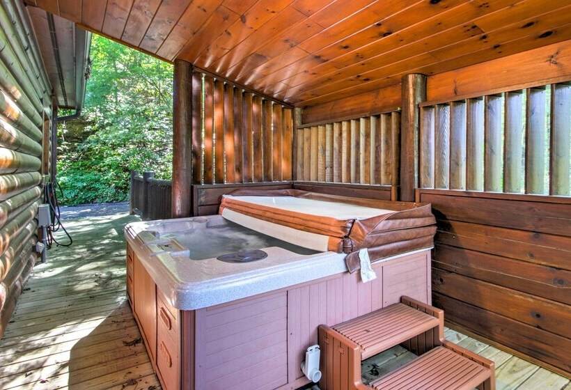 Rustic Smoky Mountain Cabin W/ Hot Tub & Fireplace