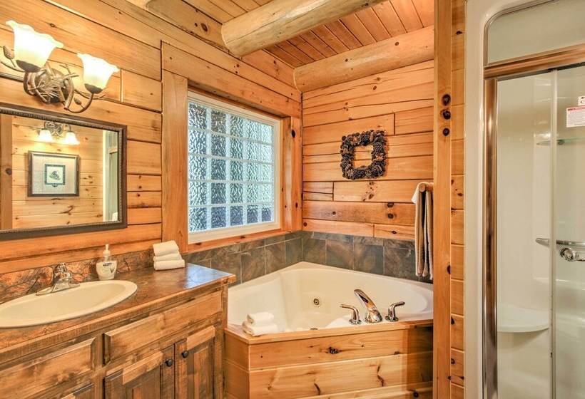 Rustic Smoky Mountain Cabin W/ Hot Tub & Fireplace