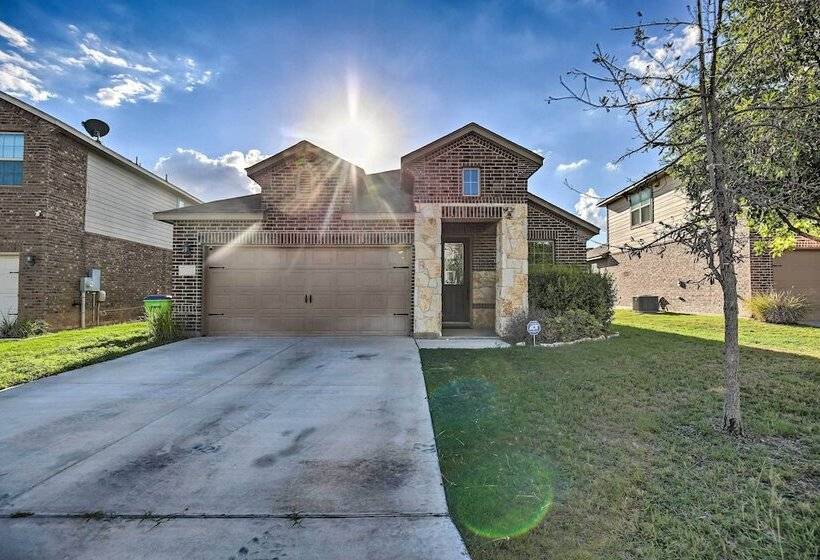 San Antonio Home W/ Yard ~ 8 Mi To Lackland!